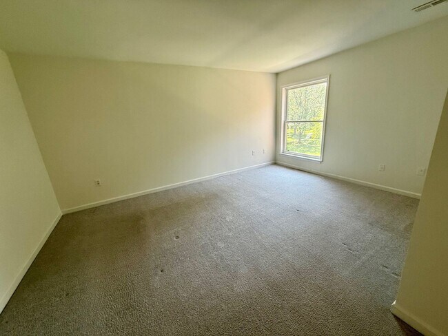 Building Photo - 2 Bedroom condo with Den in Annapolis