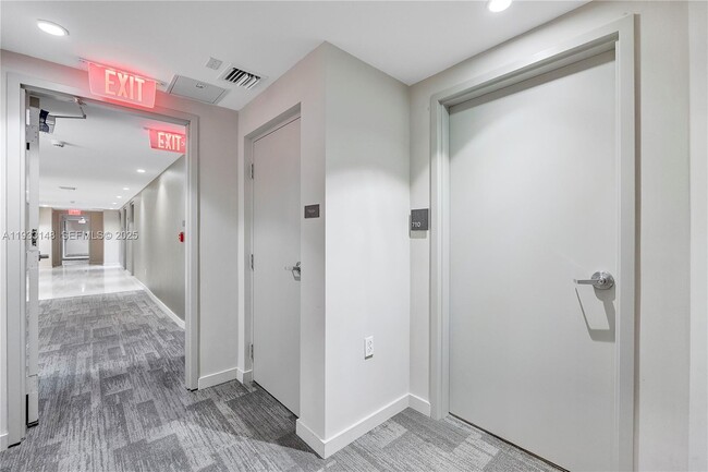 Building Photo - 1010 SW 2nd Ave