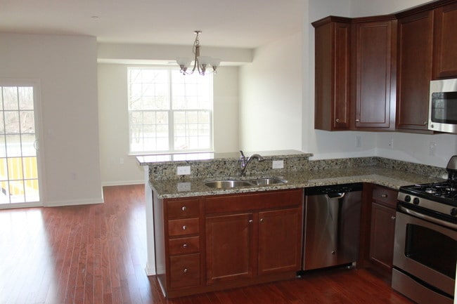 Building Photo - 502 Waterview Ct