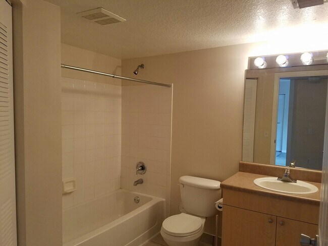 Building Photo - 1105 Villa Cir