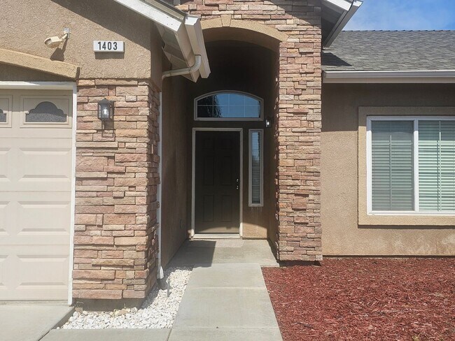 Building Photo - 4 Bedroom 2 Bath