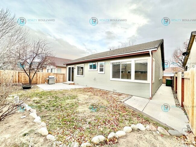 Building Photo - Half-Month Free Rent! Charming 3-Bedroom H...