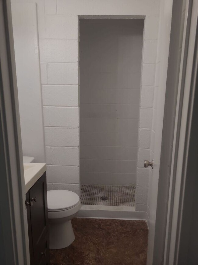 Building Photo - 2 Bedroom 1 Bathroom Apartment in Red Bank! Vouchers Accepted!