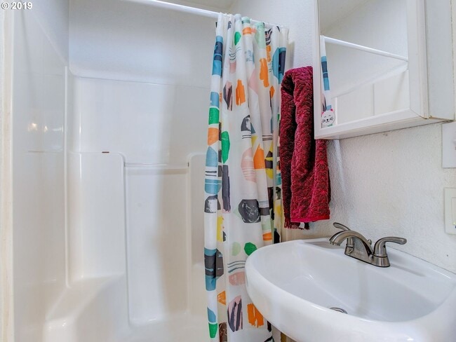 Building Photo - Great 2 Bed 2 Ba bungalow located in the P...