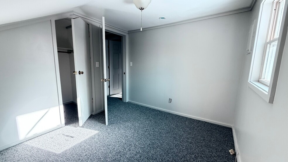 Building Photo - 33 Spring St