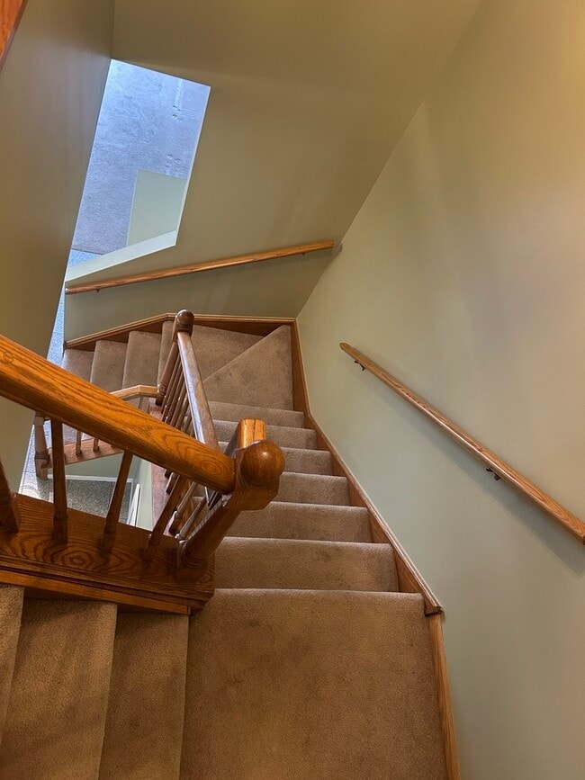 Building Photo - 935 Viewpoint Dr