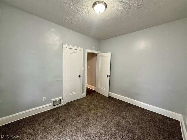 Building Photo - 810 Thayer St