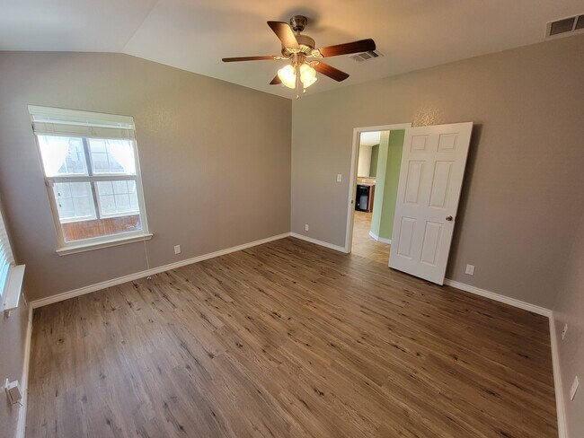 Building Photo - 2123 Wiltshire Dr