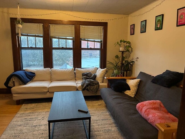 Building Photo - Nice 3 Bed 1 bath close to Water St. and UWEC! Available June 1st