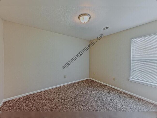 Building Photo - 2910 Falcon Ct
