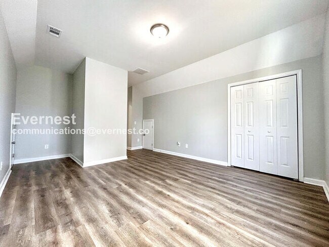 Building Photo - Fast-Track Savings /6 Bed, 3 Bath Home with Fenced Yard & Off-Street Parking / Pet-Friendly / Ava...