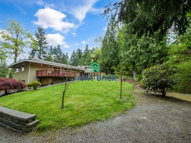 Building Photo - 3 bed + den and 3 Baths Private Single-fam...