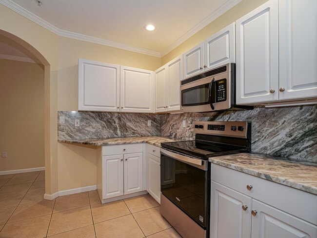 Building Photo - 5045 Fairways Cir