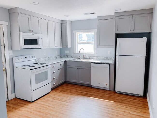 Building Photo - Updated Cozy Cottage