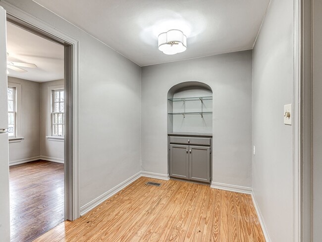 Building Photo - Charming 2bed/1.5 bath minutes from Plaza in Aurora Neighborhood - Appliances, Garage + Storm She...