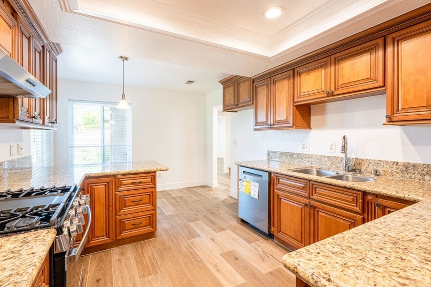Building Photo - 1119 Carmel Cir