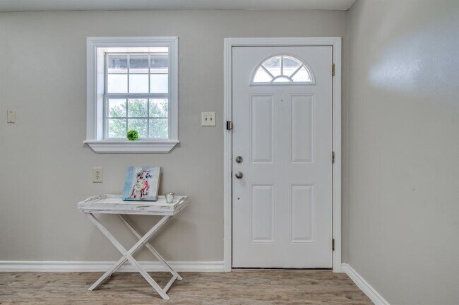 Building Photo - Move in specials available!