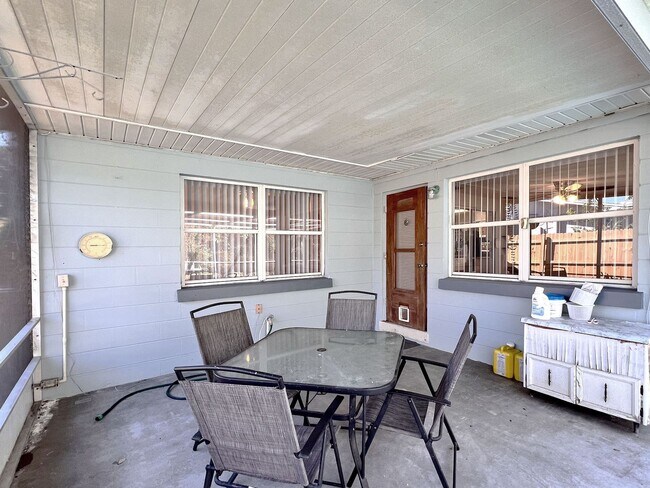 Building Photo - Two-Bedroom Pool Home in Winter Haven Clos...