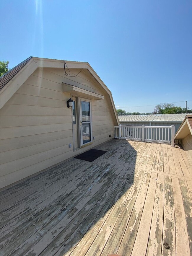 Building Photo - 1-Bedroom Home with 3-Stall Garage and Bonus Living Space