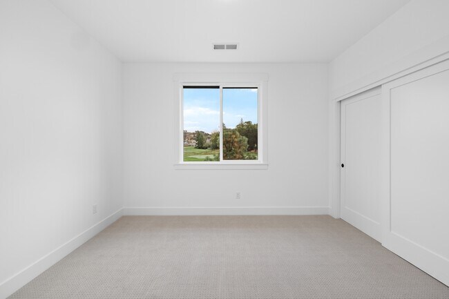 Building Photo - 109 Golf View Dr