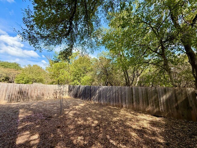 Building Photo - QUIET LOCATION - YARD BACKS TO GREENBELT