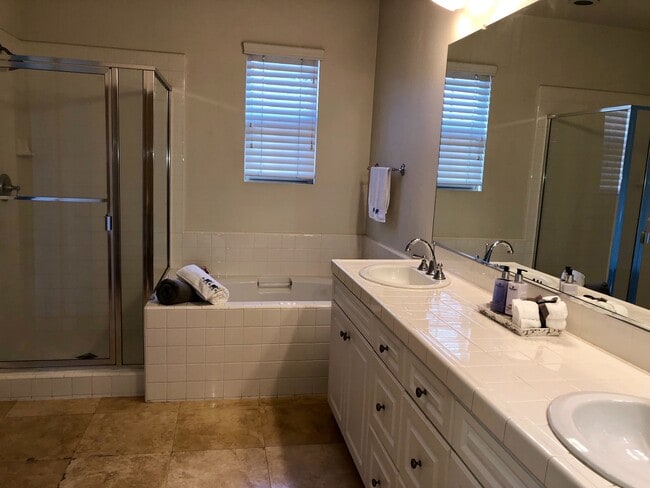 Building Photo - Wow, A Woodbury 3 BD, 2.5 BA Townhome