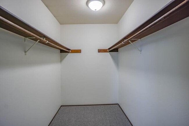 Building Photo - THREE BEDROOM TOWN HOME WITH GARAGE IN HAZEL DELL