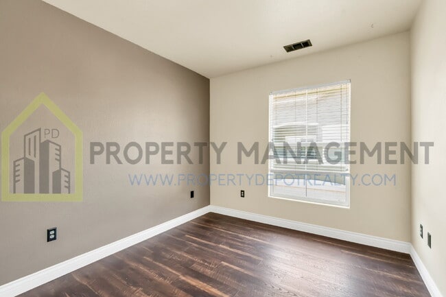 Building Photo - Spacious 2 (or 3!) Bed Condo in Gated Community