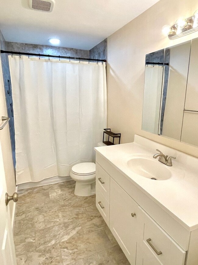 Building Photo - Newly renovated 2 bedroom condo with off-s...