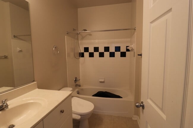 Building Photo - Rare 2BR 2BA 2 Level Condo With Garage