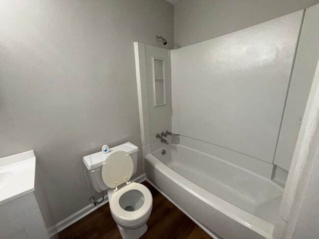 Building Photo - Fully Renovated 2 bed/ 2 bath Duplex! Available Now!