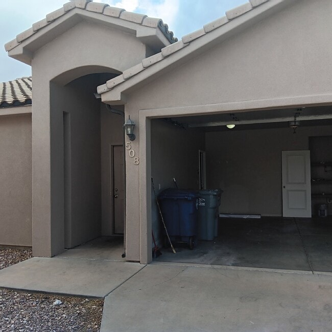 Building Photo - Well-maintained 3 bed/2 bath condo near Sk...