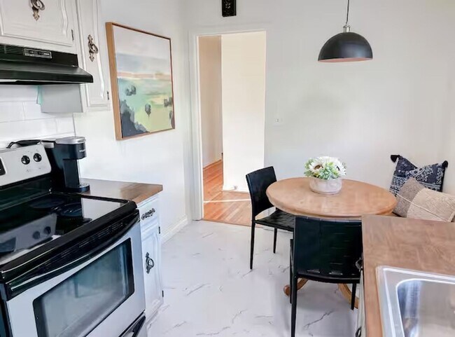 Building Photo - Modern 4 bed/2 bath with Mountain Views and a Fenced Backyard