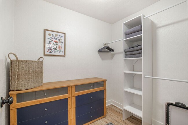 Building Photo - Fully Furnished 1 Bedroom 1 Bathroom WITH laundry!