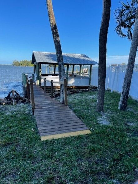 Relax at our Boathouse - 11330 S Indian River Dr