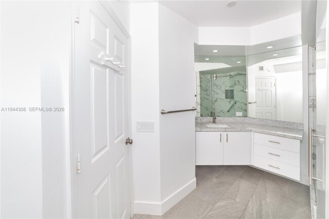 Building Photo - 17150 N Bay Rd