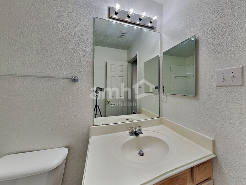 Building Photo - 1601 White Oak Rd