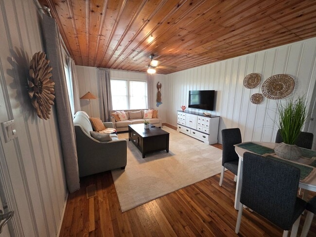 Building Photo - Pink Flamingo #1