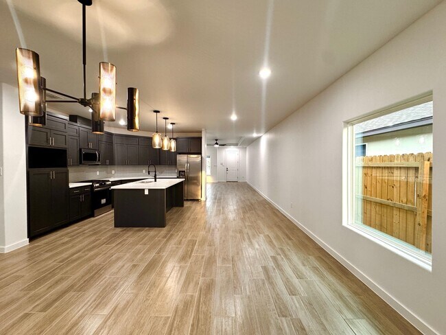 Building Photo - 1012 amezquita Dr
