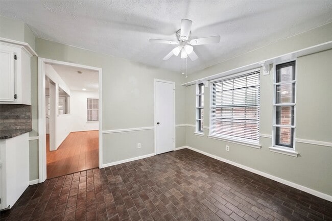 Building Photo - 523 S Rivershire Dr