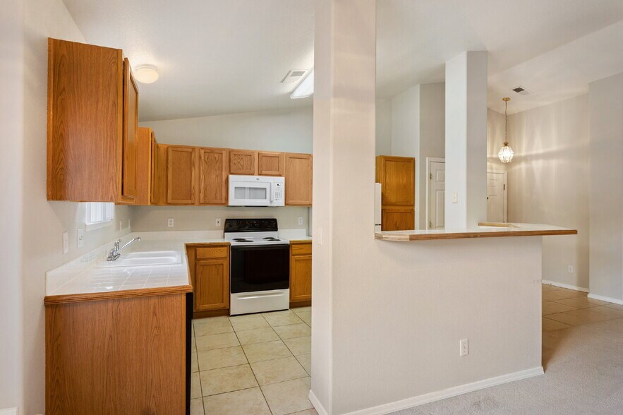 Building Photo - Stylish 3-Bed Condo in Gated Community – J...