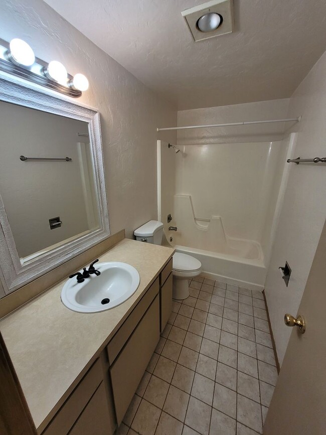 Building Photo - $500 OFF at Move-In -Special - 2BD, 1.5BA ...