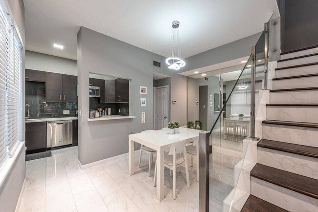 Building Photo - 204 Marshall St