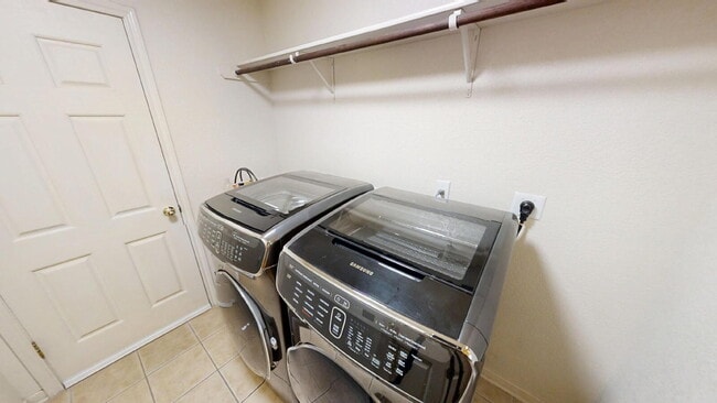 Building Photo - "Spacious 3-Bedroom Retreat with 2 Full Ba...
