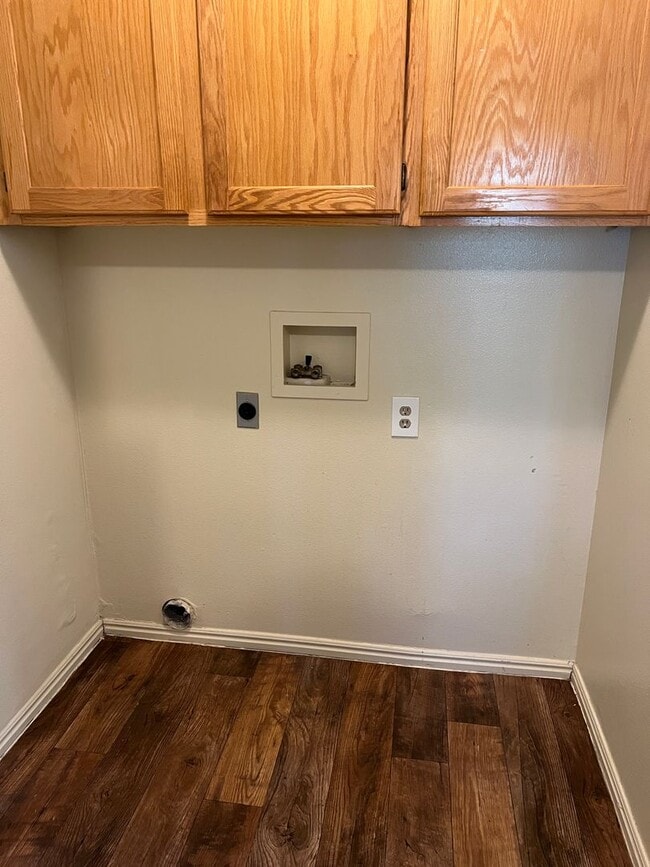 Building Photo - Nice 3 Bedroom, 2.5 bathroom townhome in S...