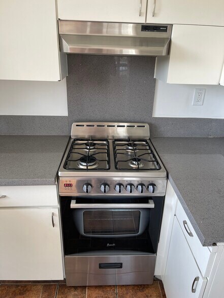 Gas range - 2716 Via Paseo