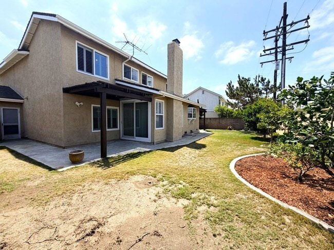 Building Photo - 4 bed, 3 bath located in Anaheim!