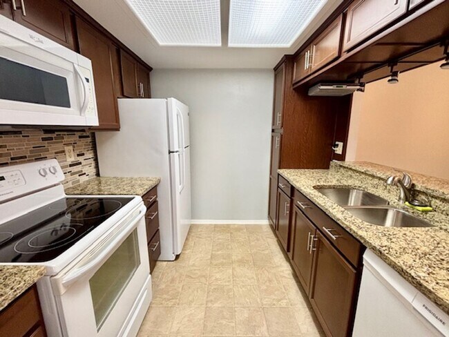 Building Photo - 7730 W 87th Dr