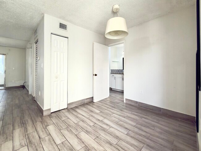 Building Photo - 6507 Winfield Blvd