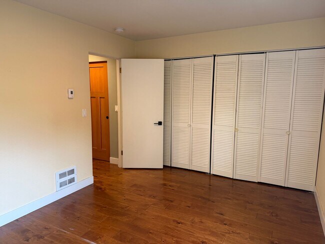 Building Photo - Rare Find with Main House and Fully Equipped ADU!